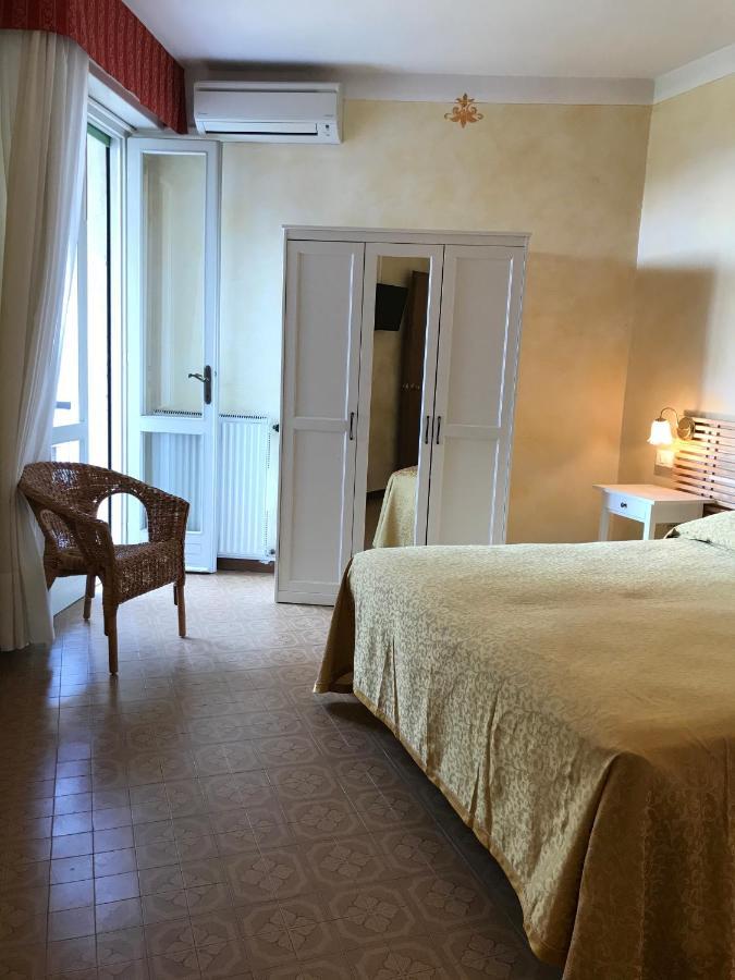 Albergo Villa Angela Toscolano Maderno Exterior photo