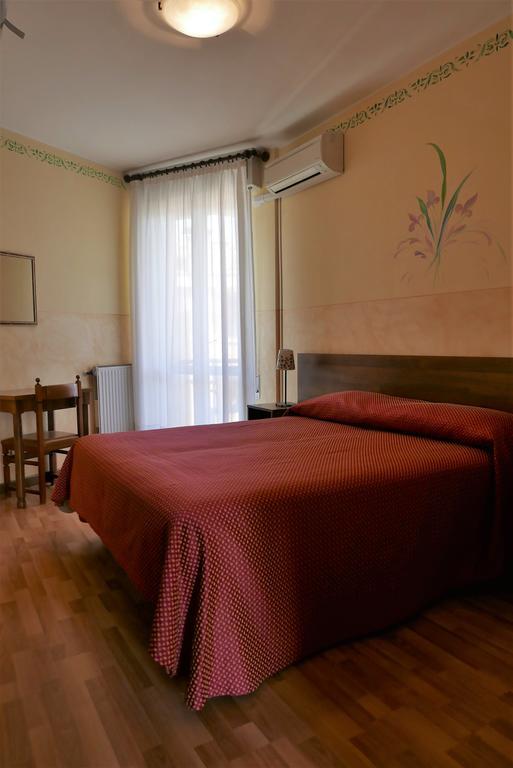 Albergo Villa Angela Toscolano Maderno Exterior photo